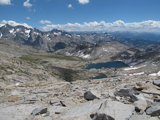 Blick zurück vom Blue Lake Pass auf die Ritter Range (linke Seite) und die südliche Sierra