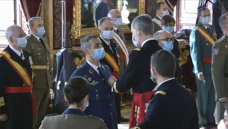 Felipe VI entrega la cruz del mérito aeronáutico a José Antonio González Herrero.