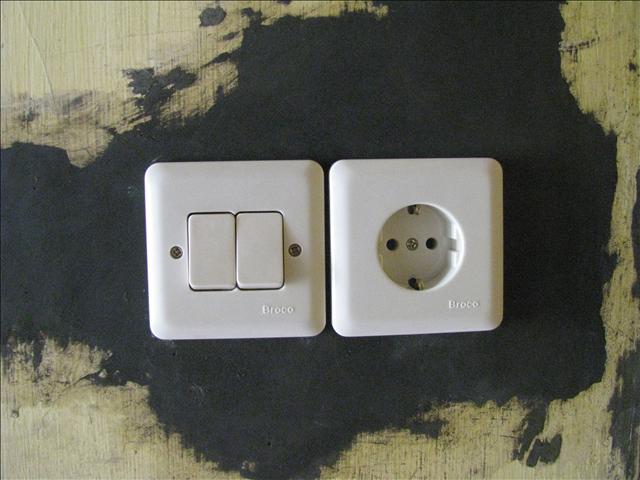 Memasang 1 buah Instalasi titik Stop Kontak METRO PROPERTI