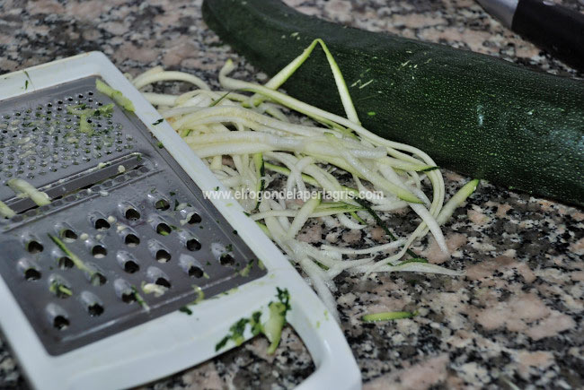 Rallar para hacer los espaguetis de calabacín Rallar para hacer los espaguetis de calabacín
