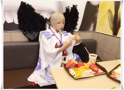 cosplayer Reika comendo fast food