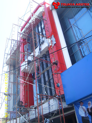 Aluminium Composite Panel, Curtain Wall, Letter Galvanil, Pintu Frameles, Proyek Surabaya, 