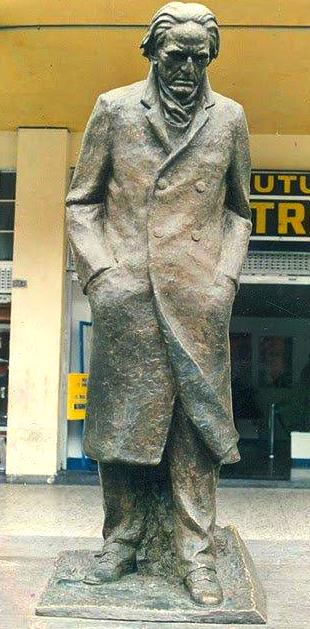 César Vallejo Foto del monumento de César Vallejo con saco largo
