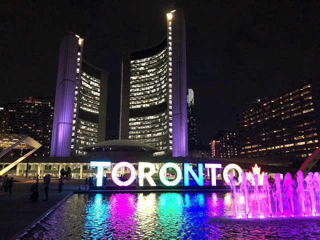 Roteiro 18 dias de trem pelo leste do Canadá - Prefeitura de Toronto iluminada Roteiro 18 dias de trem pelo leste do Canadá - Prefeitura de Toronto iluminada