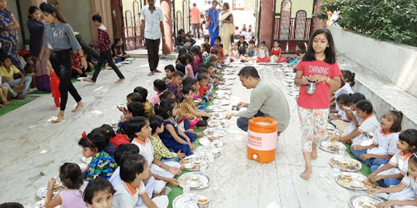 शारेदय नवरात्रि : अम्बे माता मंदिर पर 500 से अधिक कन्याओं को करवाया भोजन