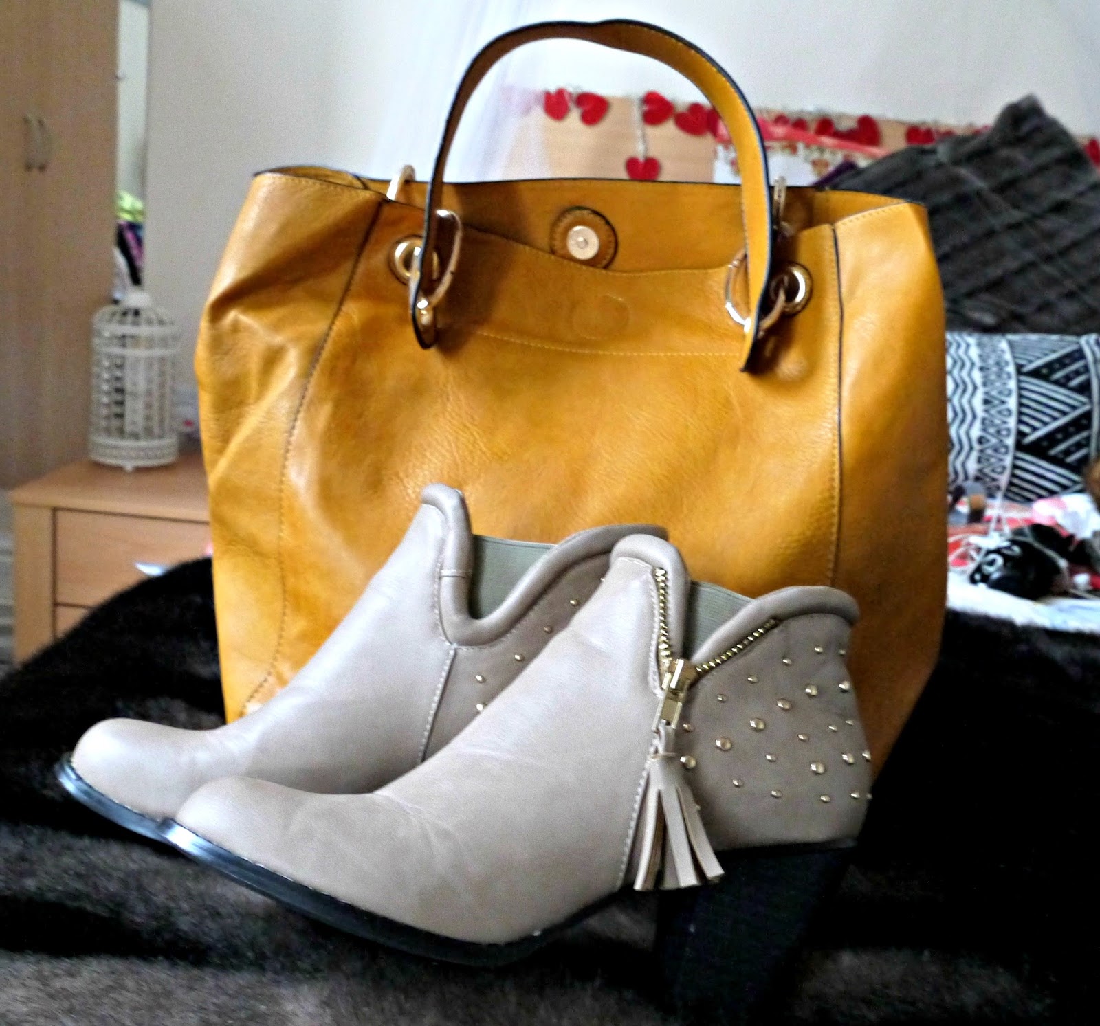 IN THE NOTES HAULIN� BAGS �N� BOOTS Good Golly Miss