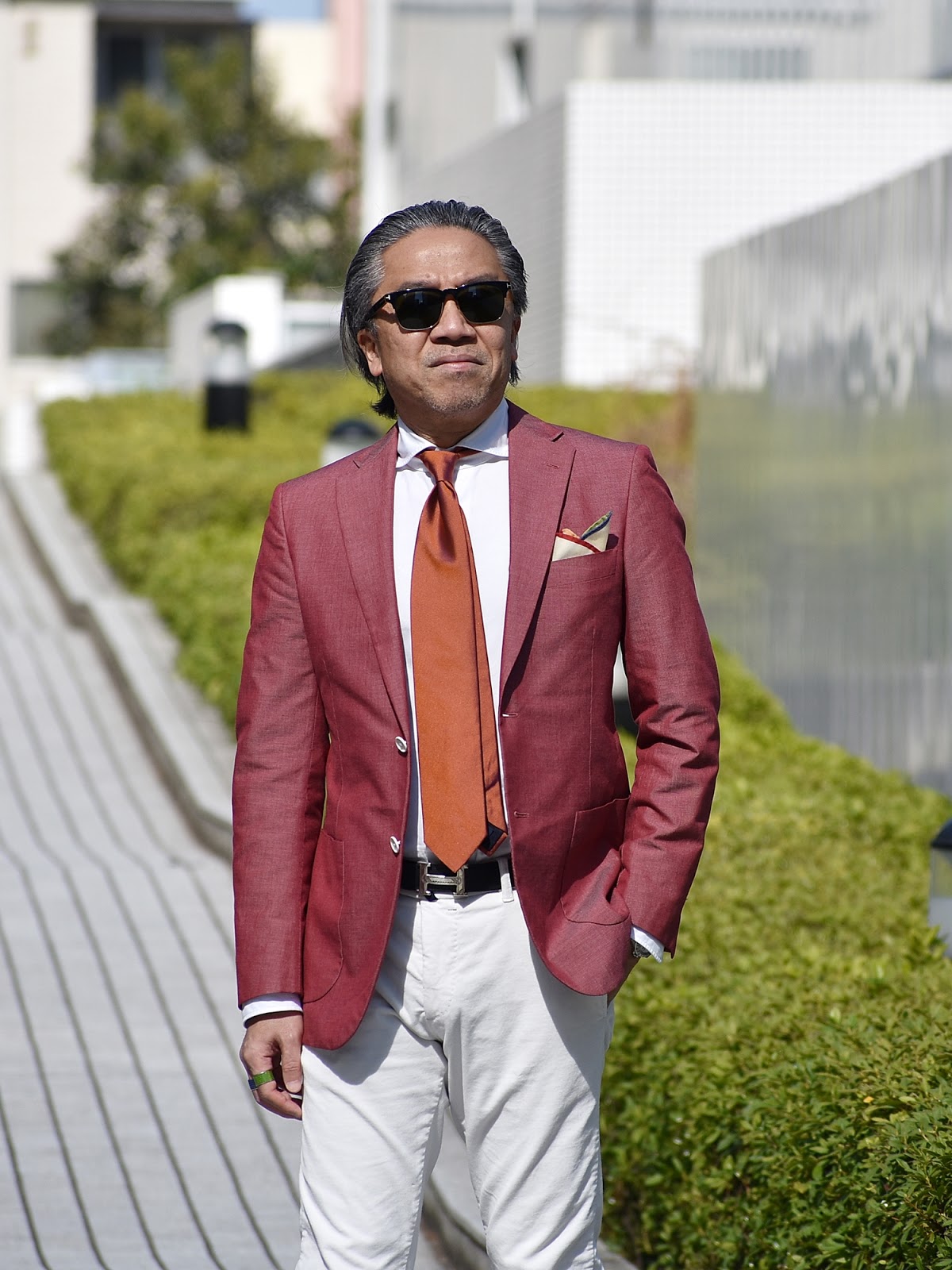 赤系テーラードジャケットの着こなしは高難易度