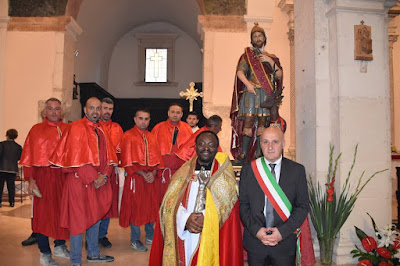 Il Parroco don Magloire con il Sindaco Giovanni Di Mascio ed i portatori della statua di Sant'Eustachio