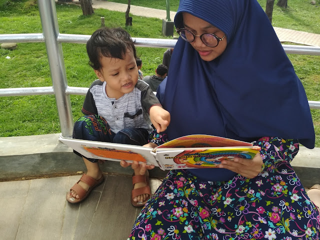 membaca buku bersama anak