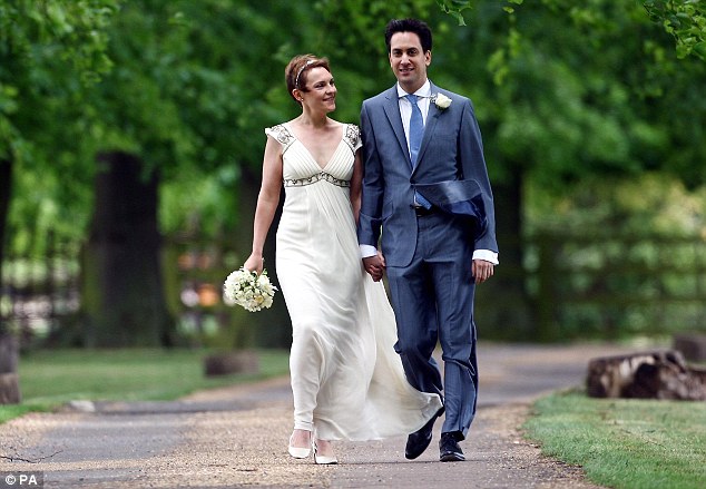 в чем сейчас выходят замуж. лолита милявская в свадебном платье. свадебное платье второй раз замуж. свадебный наряд для невесты. свадебный костюм для невесты.