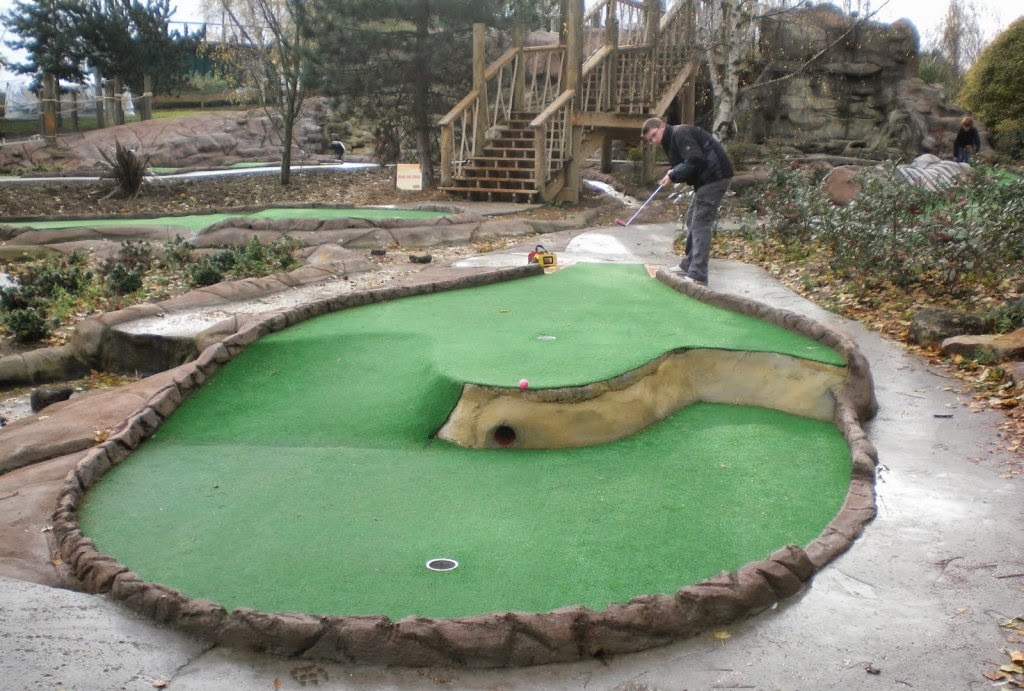 Neither Emily or I could play in this year's Kent Open, so here's a photo from the 2010 Kent Open minigolf competition at the Lost Island Encounter Adventure Golf course in Chiselhurst