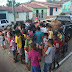 Aliomar Muritiba e sua esposa, Elba Muritiba, presenteiam crianças do município de Mairi