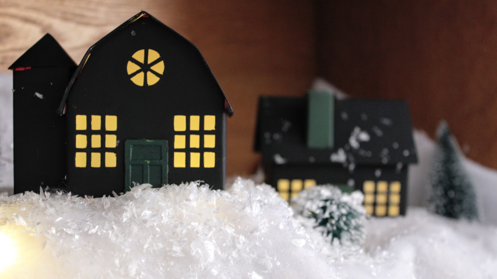 Oscar Bravo Home: Christmas Village in a Bookshelf - Deck The Halls ...