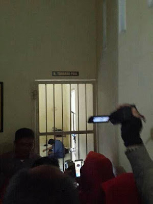 pemukur guru masuk penjara