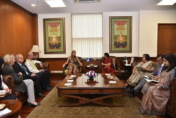 Queen Maxima met with External affairs minister Sushma Swaraj at the building of Ministry of Foreign Affairs. Taj Mahal Palace Hotel. Queen wore Natan dress