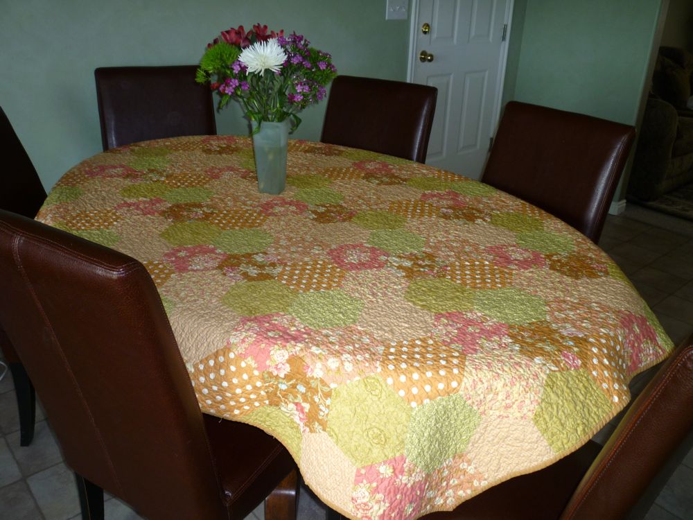 Baumcat Hexagon Quilted Tablecloth Finished!