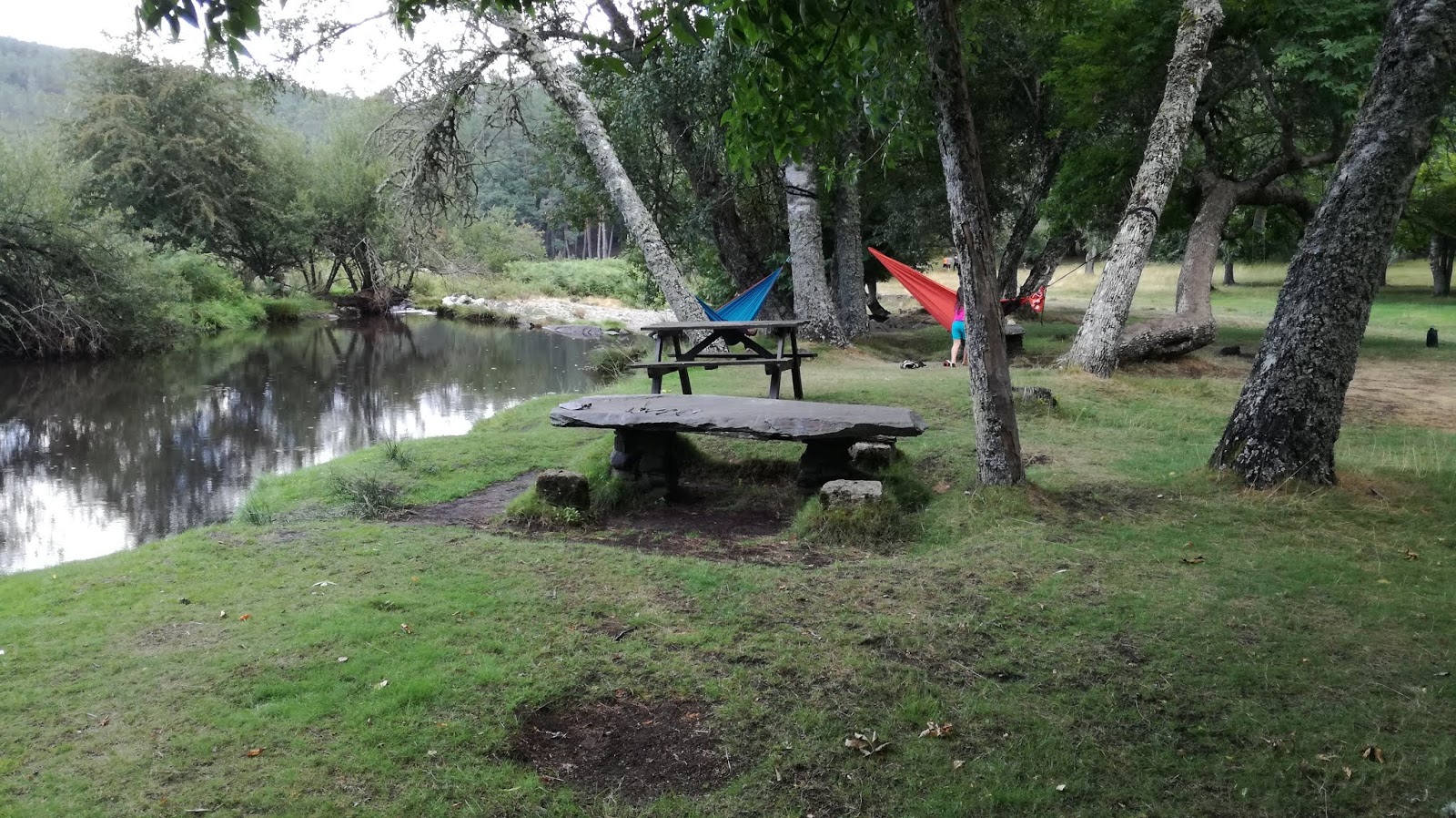 Parque de campismo com mesas e água Covão da Ponte Parque de campismo com mesas e água Covão da Ponte