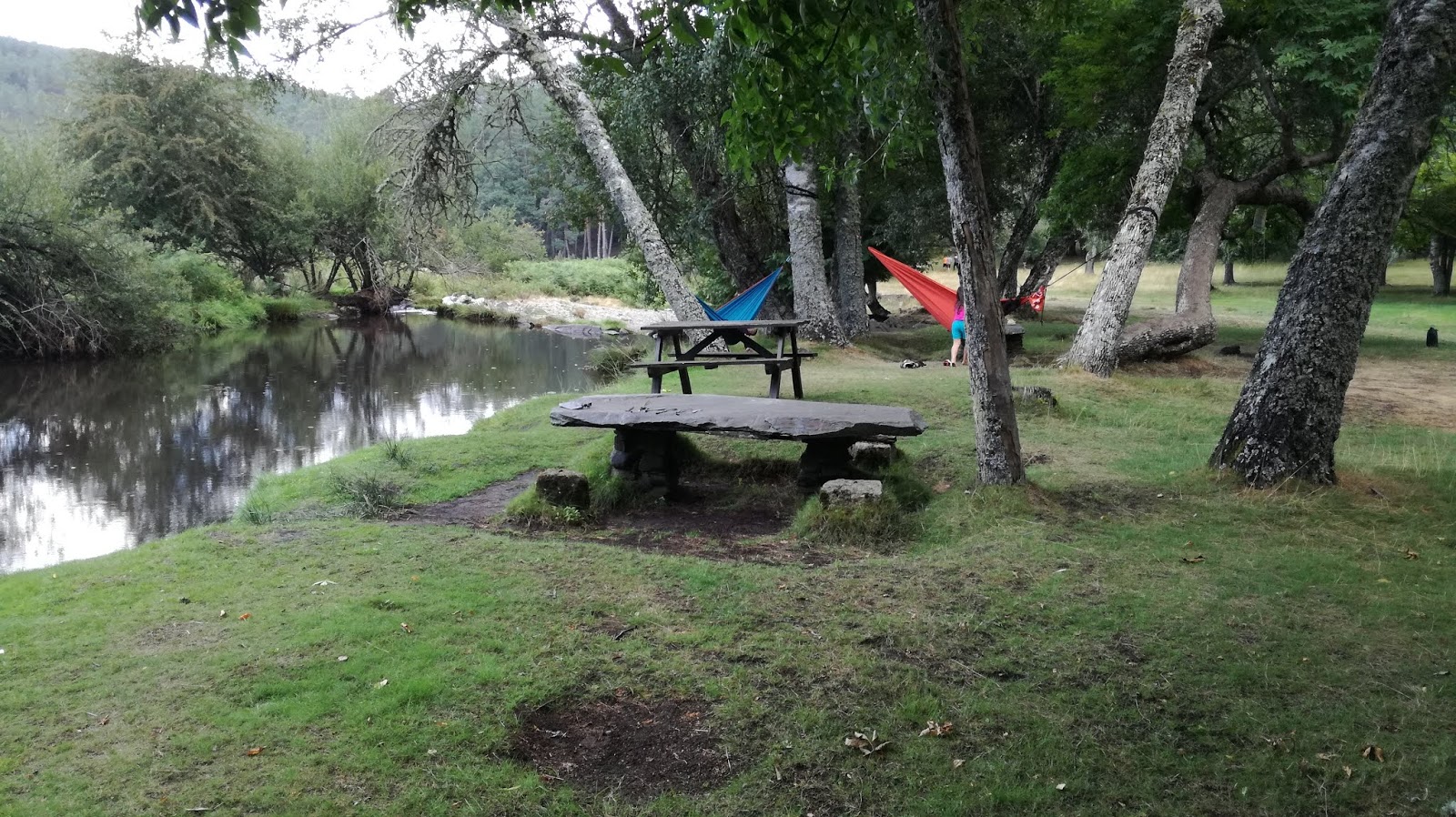 Parque de campismo com mesas e água Covão da Ponte