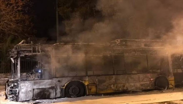 Nέα επίθεση αναρχικών σε τρόλεϊ στην Πατησίων: Έβγαλαν τους επιβάτες και το κατέστρεψαν!