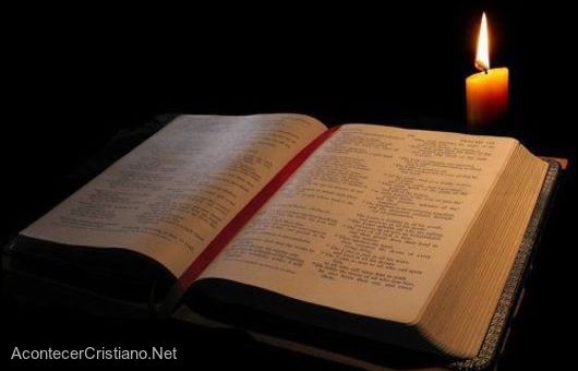 Biblia abierta con versículos bíblicos