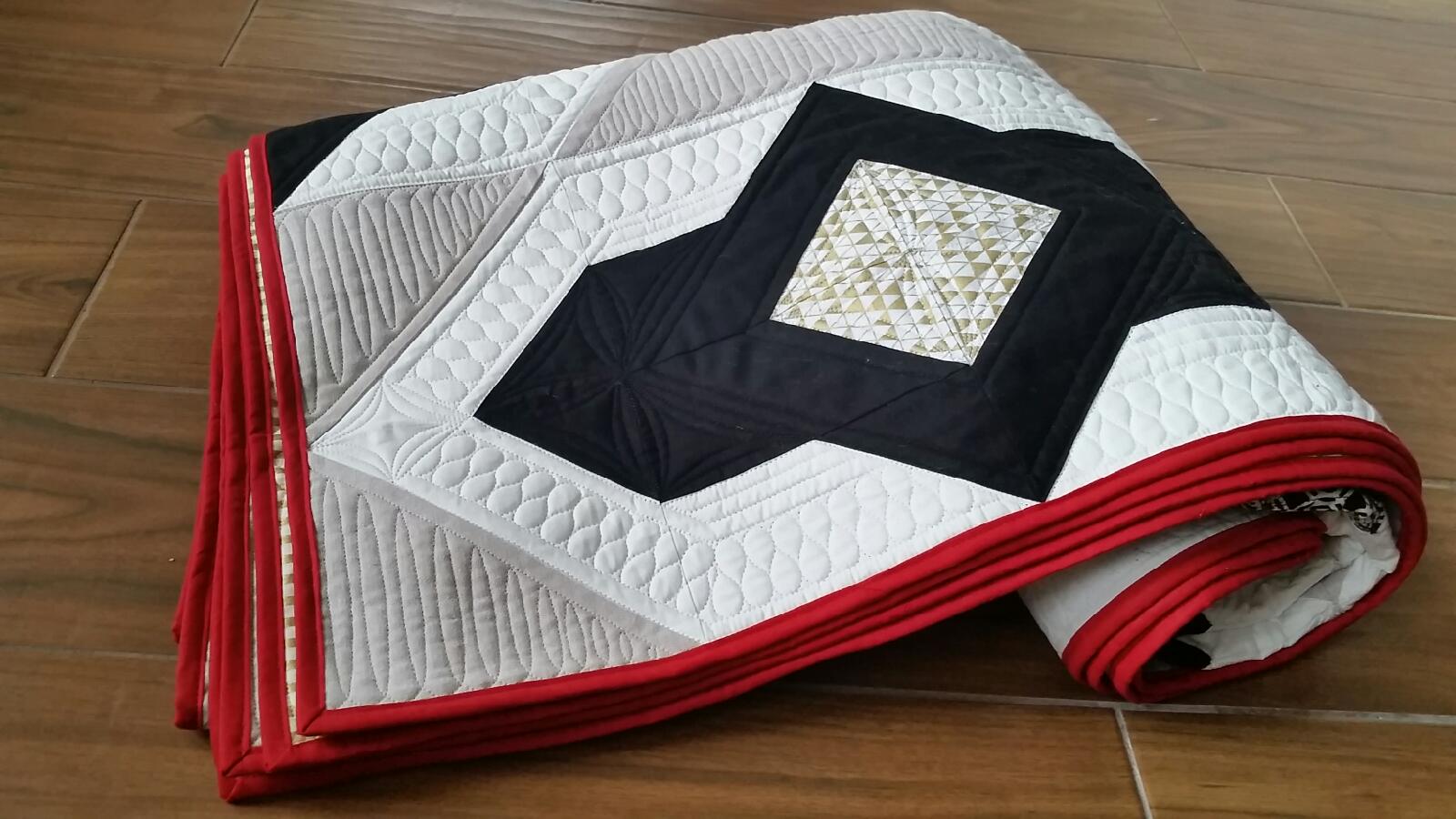 The Quilt Lab Mitzi S Locket Mitzi Pieced This Amazing Quilt As A Wedding Gift For Her Cousin She Used Free Locket Pattern Featured On Fat Quarter