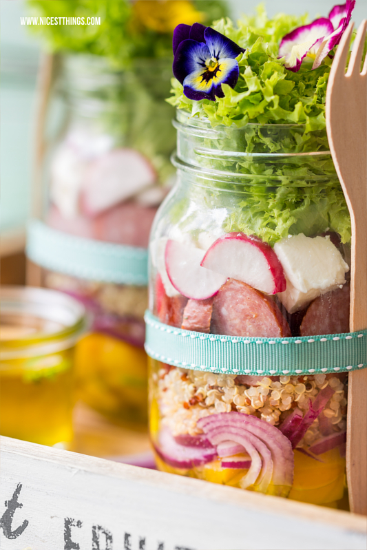 Rezept für Quinoa Salat im Glas mit Kabanos und essbaren Blüten