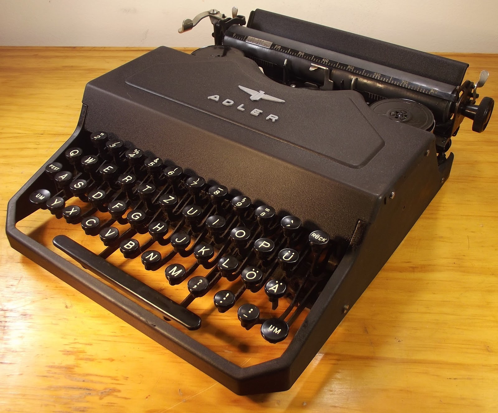 oz.Typewriter Adler Favorit ThrustAction Portable Typewriters