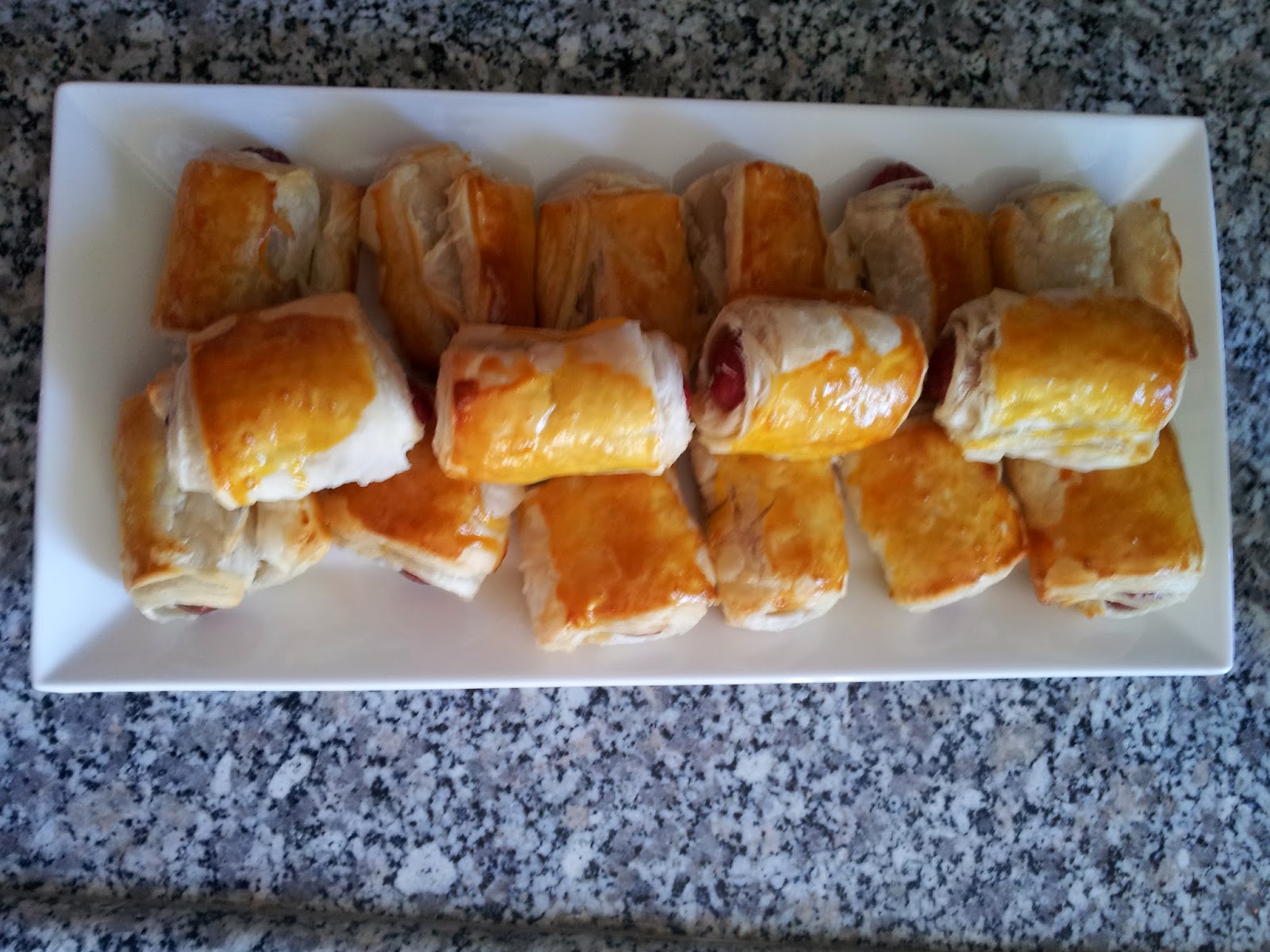 SOSİSLİ MİLFÖY BÖREK TARİFİ SOSİSLİ MİLFÖY BÖREK TARİFİ