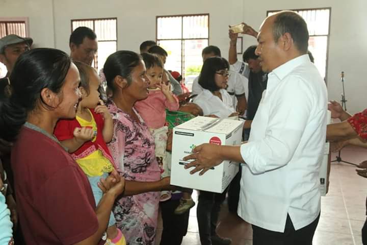 Bupati Nikson Nababan serahkan  bantuan kepada kepada masyarakat di Serbaguna Kecamatan Sipahutar.