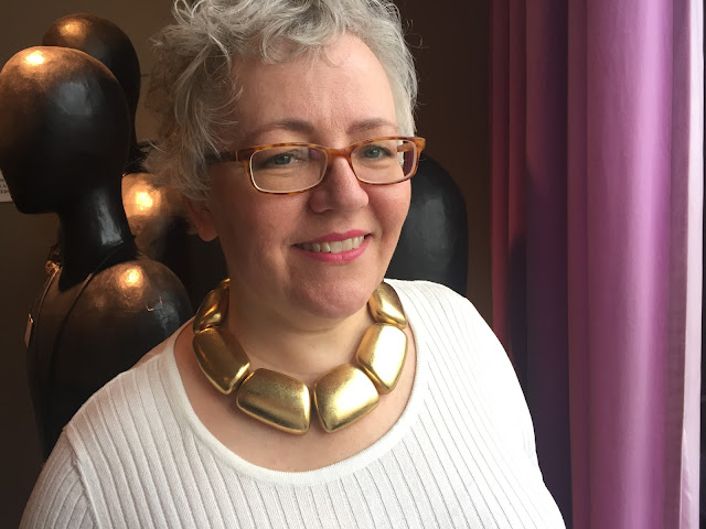 Kaffesoester trying a gold necklace at Monies Kaffesoester trying a gold necklace at Monies