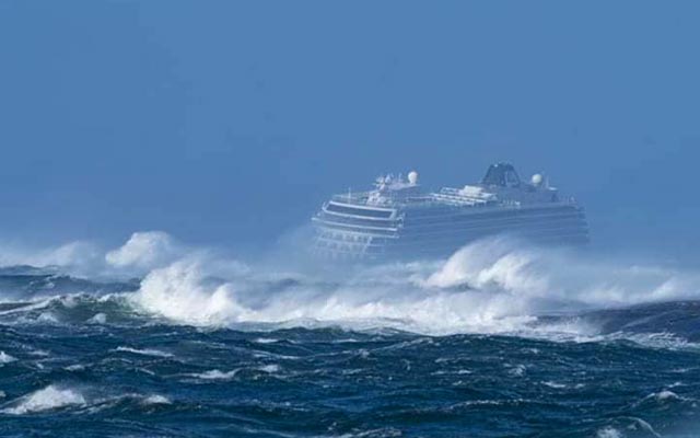 Após ficar à deriva, navio de cruzeiro chega a porto na Noruega; vídeo mostra pânico