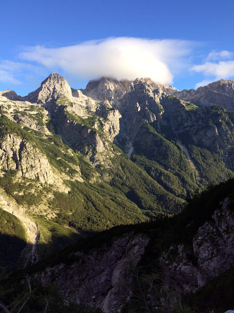 Dall'altro lato della valle Vrata, la Škrlatica con la cima avvolta da una nuvola Škrlatica