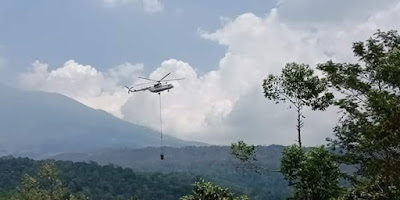 Heli Mi-8 mulai melakukan pembasahan di area kebakaran Gn. Ciremai. Foto : BPBD Kab Kuningan Heli Mi-8 mulai melakukan pembasahan di area kebakaran Gn. Ciremai. Foto : BPBD Kab Kuningan