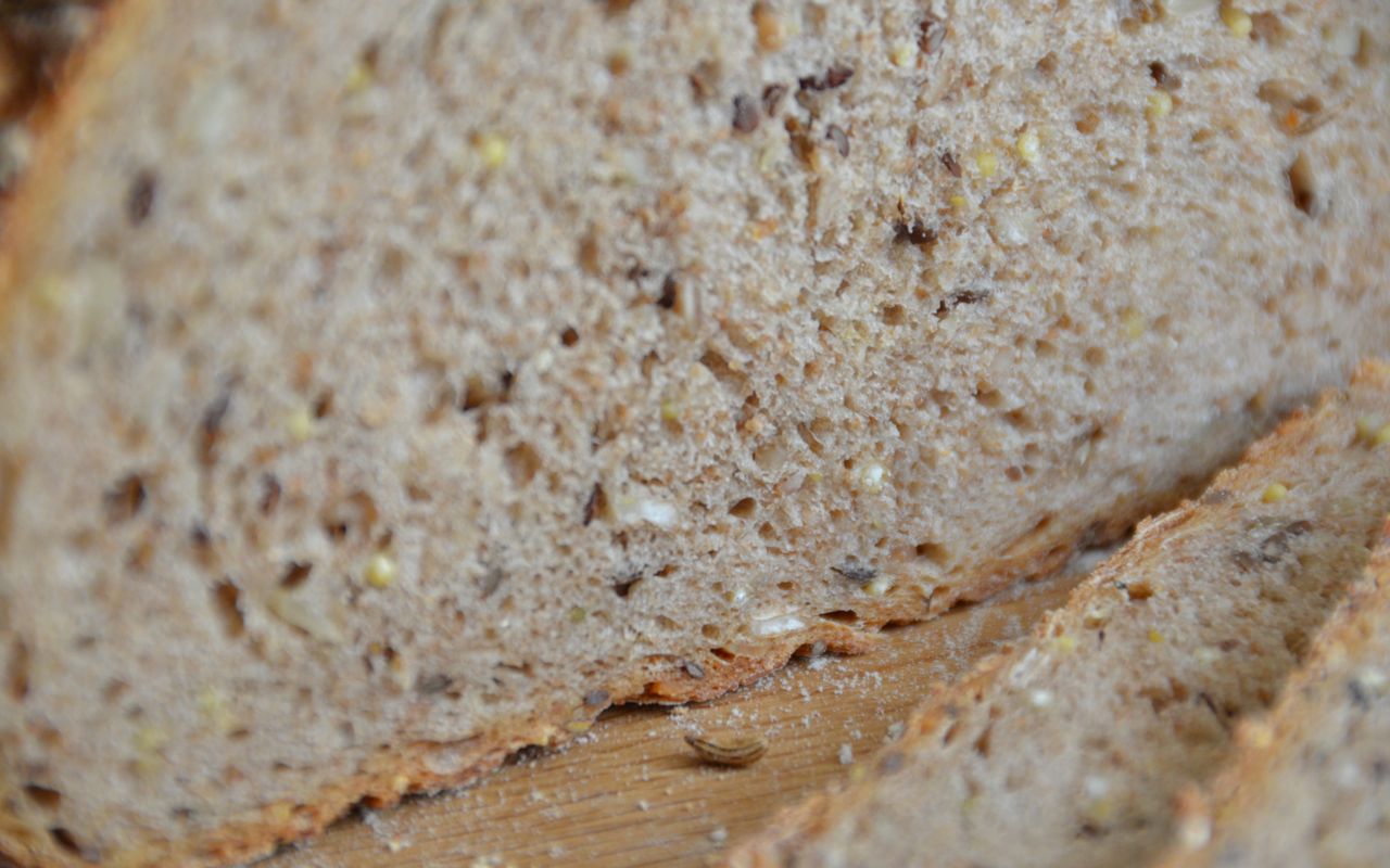 PIZZA ZUM FRÜHSTÜCK: SAUERTEIGBROT MIT ROGGEN UND DINKEL