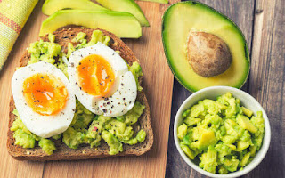 El aguacate aporta grasas saludables y el huevo cocido proteínas Huevo y aguacate