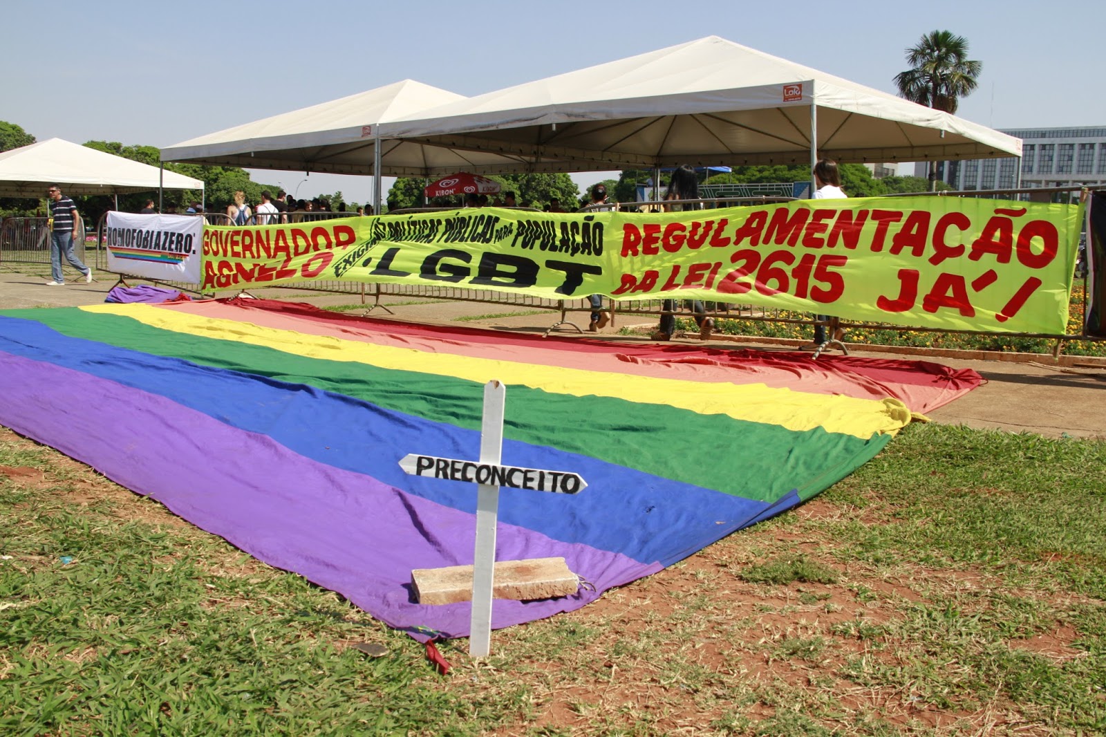 Ato na quinta-feira em Brasília pede regulamentação de lei que combate à LGBTfobia Ato na quinta-feira em Brasília pede regulamentação de lei que combate à LGBTfobia