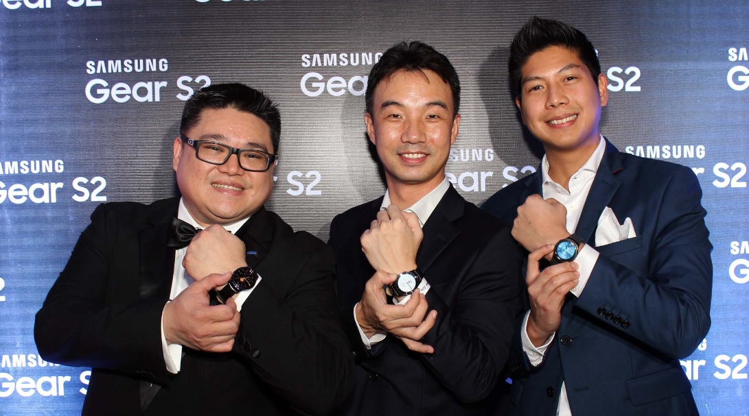 Digs Dimagiba, Minsu Chu, and Rhinn Piczon of Samsung Philippines pose with their Gear S2.
