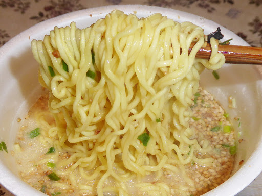 【マルちゃん（東洋水産）】ごつ盛り コク豚骨ラーメン 麺90g（当社比）大盛