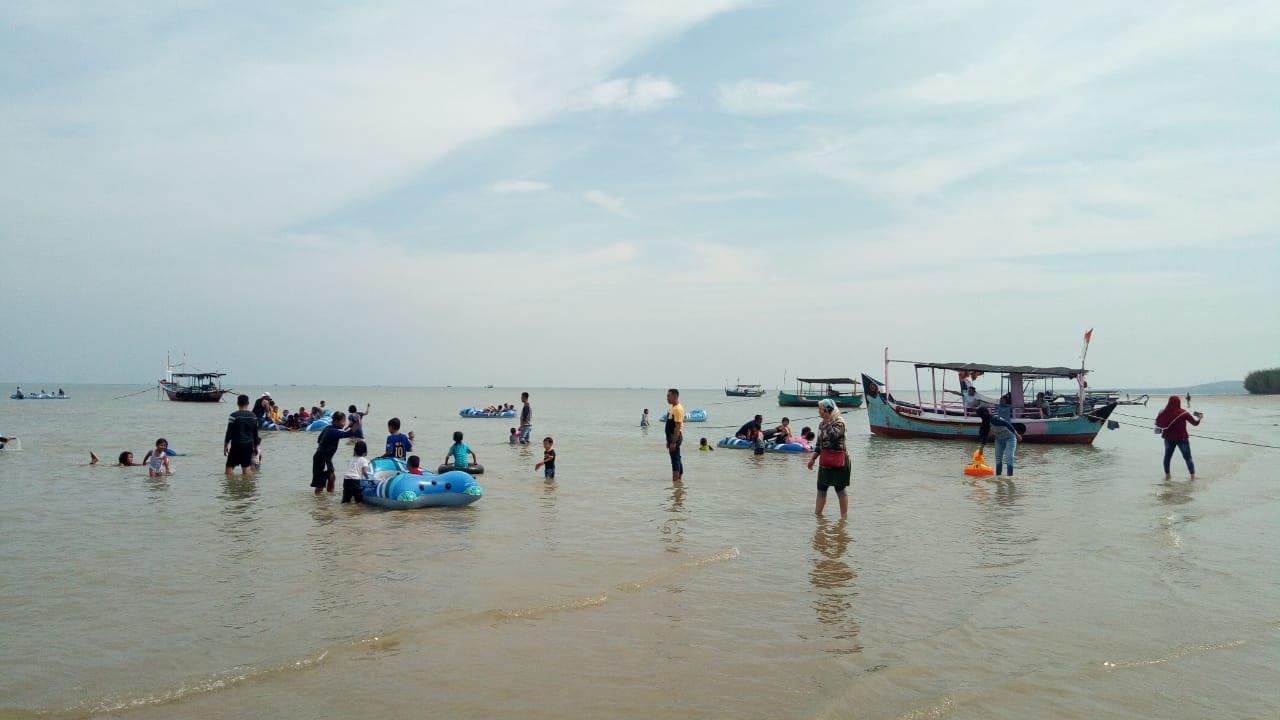 pantai-caruban Anak-Anak Asik bermain di Pantai Caruban Lasem Rembang