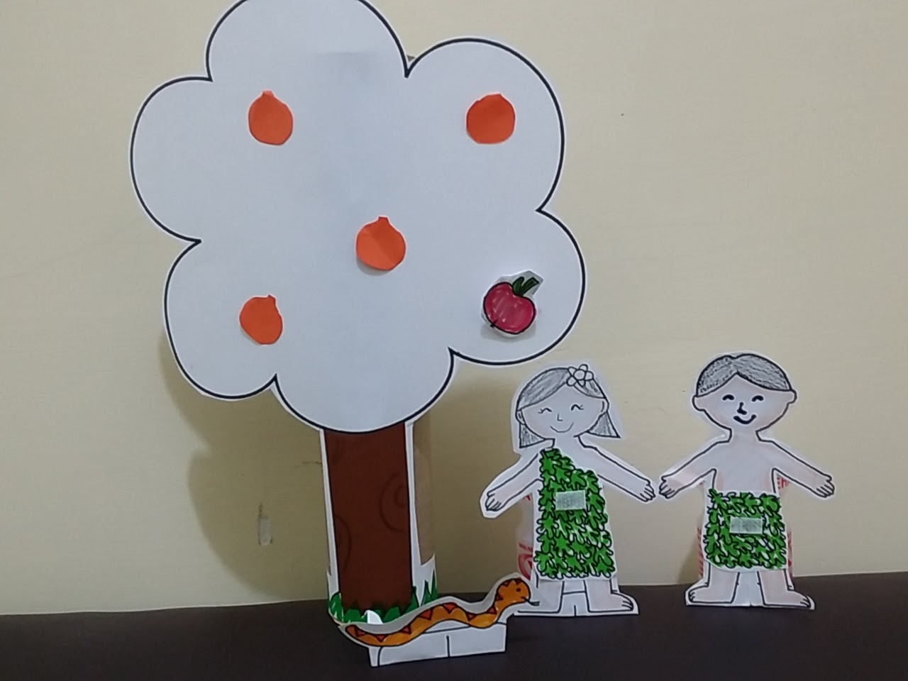 Membuat Alat Peraga- Adam dan Hawa jaruh ke dlm dosa.