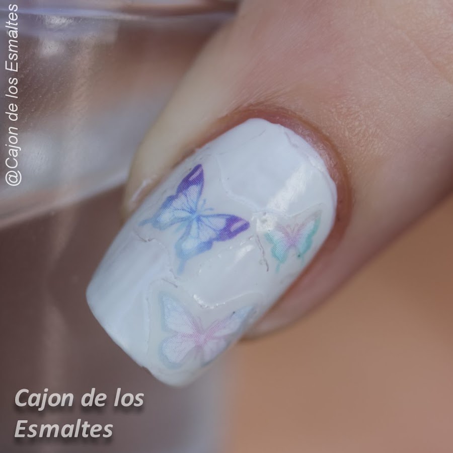 Uñas delicadas en blanco y plata