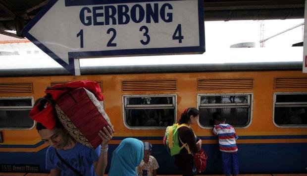 5 Aturan Penting yang Harus Kita Taati Saat Naik Kereta Api 5 Aturan Penting yang Harus Kita Taati Saat Naik Kereta Api