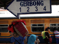 5 Aturan Penting yang Harus Kita Taati Saat Naik Kereta Api 5 Aturan Penting yang Harus Kita Taati Saat Naik Kereta Api