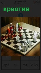 на шахматной доске стоят фигуры выполненные творчески