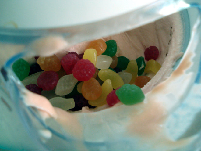 Bubble gum ice cream by Laka kuharica: Add the gumballs and stir carefully.