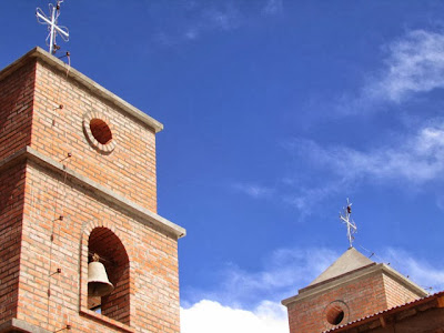 Die Kirche von Esmoraca besitzt jetzt die beiden Turmkreuze