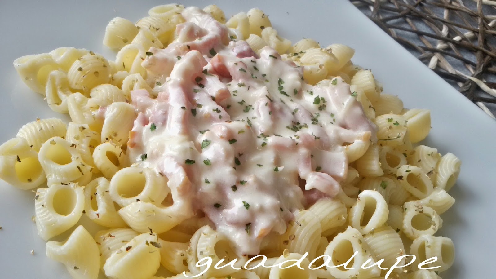 Manopla y Mantel PASTA CON CARBONARA DE EMMENTAL EN GME Y GMF Y