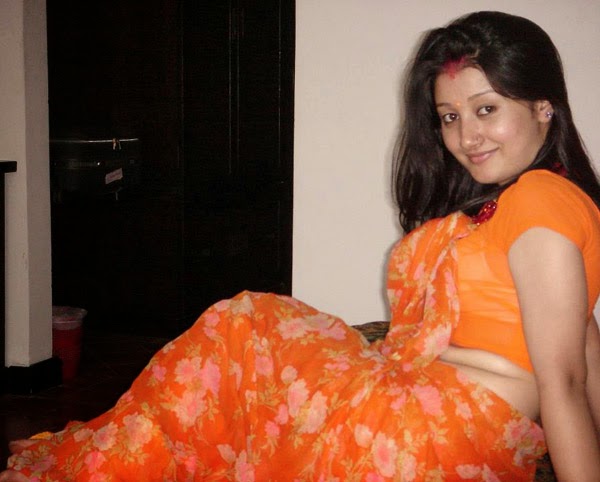 Sexy Slim Hot Nepali Bhabhi In Orange Saree Pics ~ Mirchi Holly Bolly