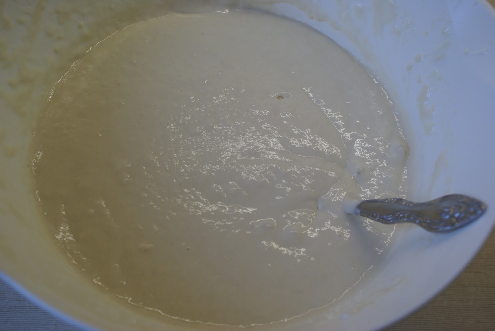 Взмешивание теса для оладушек. Оладьи из одного литра кефира. Тесто для оладий на кефире в миске с сахаром. Как сделать тесто на оладушки из простокваши.