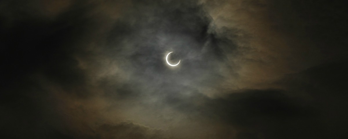 https://4.bp.blogspot.com/-gy15wHi8IkM/WY6UzzYFQiI/AAAAAAAADtQ/P0k5uqLaaU8N04nWM8KBIdA9sJWA3UGWwCLcBGAs/s1600/total-solar-eclipse_1200x480.jpg